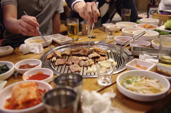 사람인이 지난달 28일 내놓은 직장인 설문조사 결과에 따르면, 기업들의 세대간 공존 노력으로 ‘불필요한 회식·야근 등 금지’(46.8%, 복수 응답)가 ‘권위주의 조직문화 개선’(53.8%) 다음으로 많았다. /사진=픽사베이