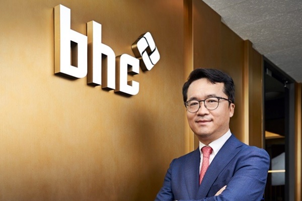 bhc가 치킨 가격을 올리면서 가맹점에 공급하는 원부자재값도 동시에 올려, 본사만 배불리는 꼼수를 부렸다는 비난으로부터 자유롭지 못할 것으로 보인다. /사진=bhc