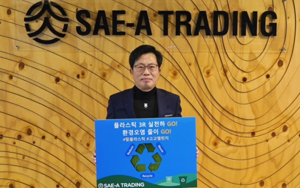 하정수 세아상역 대표가 직원들에게 자사 브랜드 옷 착용을 강요하는 내용의 이메일을 전달해 논란이다. /사진=세아상역 SNS