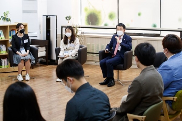 지난해 5월 12일 당시 은성수 금융위원장(왼쪽 3번째)이 금융발전심의회 청년특별분과인 ‘금발심 퓨처스’ 첫 회의에 참석해 발언하고 있다. /자료사진=금융위원회