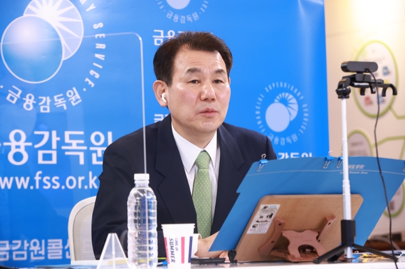 정은보 금융감독원장이 지난 9일 기관전용 사모펀드(PEF)업계와 간담회를 갖고 과도한 인력 구조조정이나 수수료 인상에 대해 고민해달라고 주문했다. /사진=금융감독원