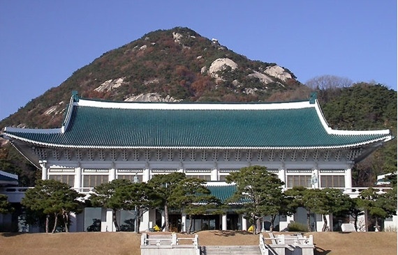 지난 20일 윤석열 대통령 당선인이 집무실을 용산으로 옮긴다고 발표하자, 다음 날 용산 관련 종목 주가가 크게 올랐다. /사진=청와대