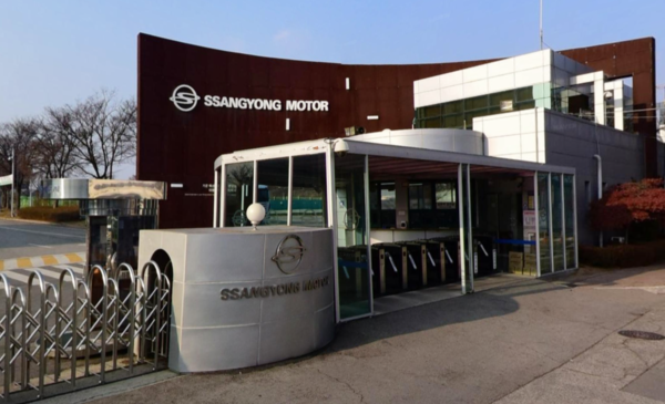쌍용자동차 인수전에 뛰어든다는 소식에 쌍방울과 광림 주가가 사이좋게 상한가 행진을 이어갔다. 사진은 쌍용차 평택공장 정문. /사진=뉴스웰DB
