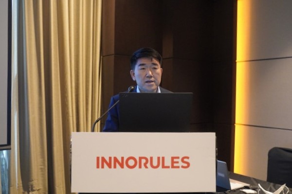 김길곤 이노룰스 대표가 지난달 20일 기자 간담회에서 사업 내용을 소개하고 있다. /사진=이노룰스