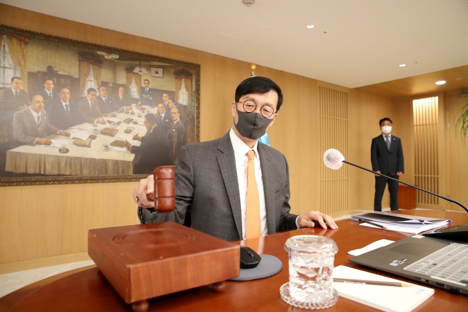 이창용 한국은행 총재가 12일 금융통화위원회에서 의사봉을 두드리고 있다. /사진=한국은행