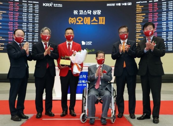 14일 강재구 오에스피 대표이사(왼쪽 3번째)와 강석진 우진비앤지 대표이사(왼쪽 4번째)가 참석한 가운데 오에스피 상장기념식이 열렸다. 오에스피는 2019년 우진비앤지의 자회사로 편입됐다. /사진=한국거래소
