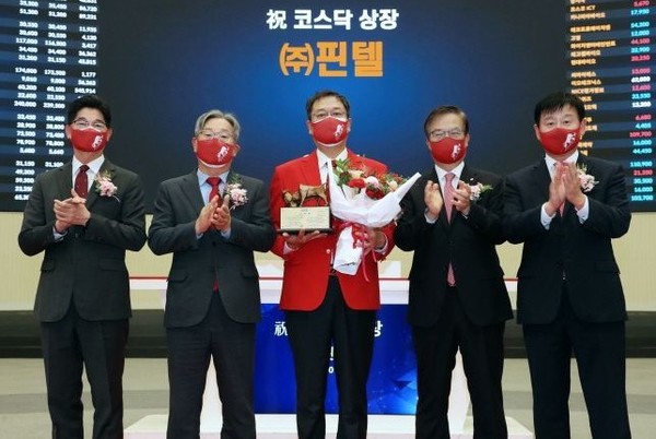 20일 김동기 대표(가운데) 등이 참석한 가운데, 핀텔의 코스닥시장 상장기념식이 열렸다. /사진=한국거래소