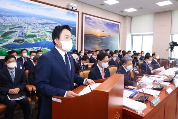 원희룡 국토교통부 장관이 지난 6일 국회 국정감사에서 업무보고를 하고 있다. /사진=국토교통부