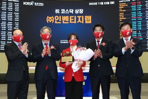 김주희 대표이사(가운데) 등이 참석한 가운데 인벤티지랩의 상장기념식이 22일 열렸다. /사진=한국거래소