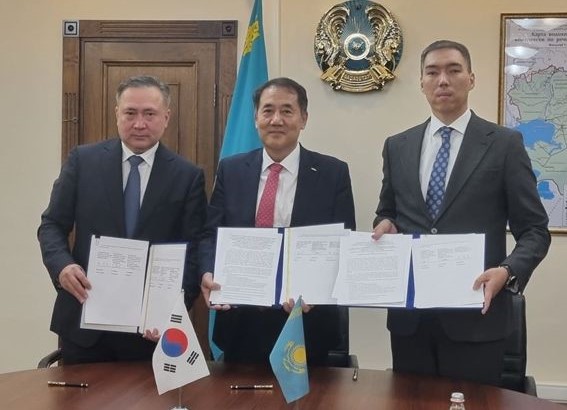 한국지질자원연구원 황세호 부원장(가운데)이 지난 23일 카자흐스탄 정부 관계자와 리튬광구 탐사 등 포괄적 업무협약을 맺은 뒤 기념촬영을 하고 있다. 이 소식에 지질자원연구원과 협약을 맺은 바 있는 경동인베스트 주가가 상한가를 기록했다. /사진=한국지질자원연구원