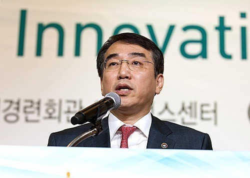 NH농협금융 차기 회장에 박근혜정부에서 국무조정실장을 지낸 이석준씨가 유력하다. 사진은 2014년 11월 6일 당시 이석준 미래창조과학부 제1차관이 한미 혁신 심포지엄에서 기조연설을 하는 모습. /사진=미래창조과학부(현 과학기술정보통신부)