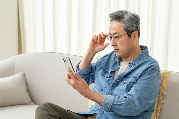 최근 노인들이 문자나 카카오톡 메시지의 날짜를 전화번호로 착각해 잘못 누르는 사례가 늘고 있다. /이미지 사진=이미지투데이