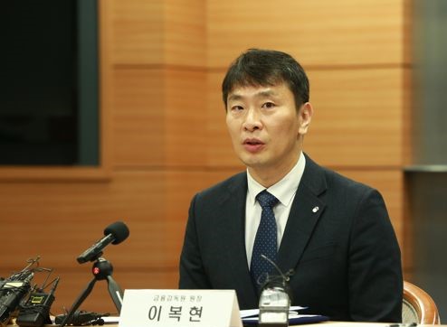 KB국민은행의 잇단 금융사고에 강력 처벌해야 한다는 목소리가 높다. 사진은 이복현 금감원장. /자료사진=금융감독원