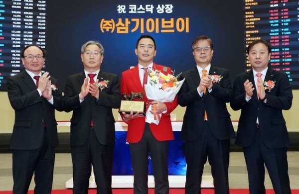 삼기이브이의 코스닥시장 상장기념식이 김치환 대표이사(가운데) 등이 참석한 가운데 3일 열렸다. /사진=한국거래소