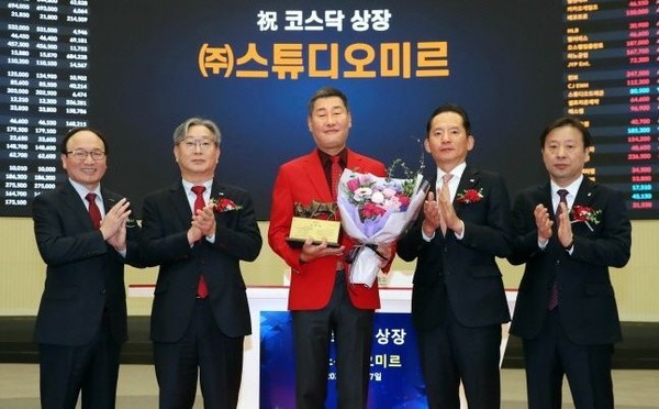 7일 스튜디오미르의 코스닥시장 상장기념식이 유재명 대표이사(가운데) 등이 참석한 가운데 열렸다. /사진=한국거래소