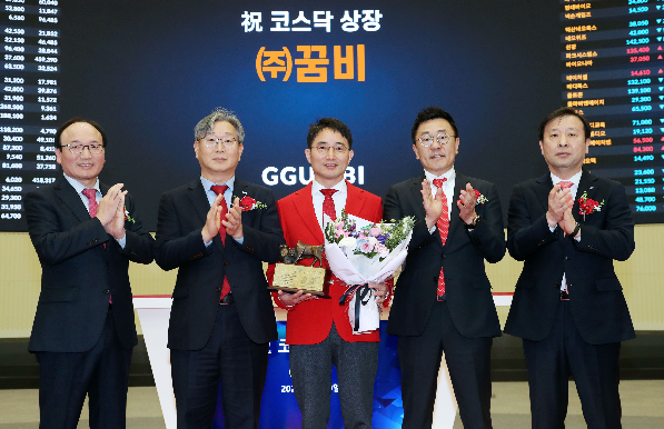 유아용 가구업체 꿈비의 상장기념식이 9일 박영건 대표(가운데) 등이 참석한 가운데 열렸다. /사진=한국거래소