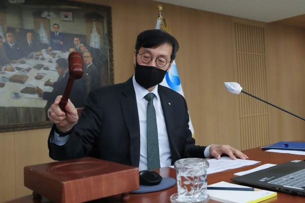 이창용 한국은행 총재가 지난달 13일 금융통화위원회 본회의에서 의사봉을 두드리고 있다. /사진=한국은행