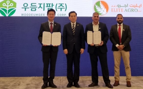 농업회사법인 우듬지팜의 강성민 대표(맨 왼쪽)가 지난달 16일 아랍에미리트(UAE) 두바이의 최대 농업회사 일라이트 아그로와 ‘한국 농산물 유통 및 스테비아 토마토, 한국형 스마트팜 수출을 위한 양해각서(MOU)’를 맺었다. /사진=우듬지팜