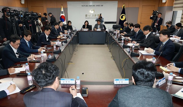 ‘은행권 경영·영업 관행·제도 개선 태스크포스(TF)’ 회의에는 민간 전문가와 7개 금융권 협회, 연구기관 관계자들이 참석했다. /사진=금융위원회