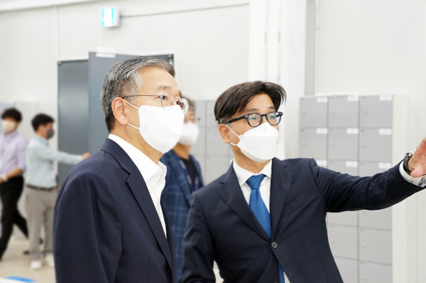 최윤성 나노팀 대표(오른쪽)가 지난해 8월 회사를 방문한 김종호 기술보증기금 이사장을 안내하고 있다. /사진=기술보증기금