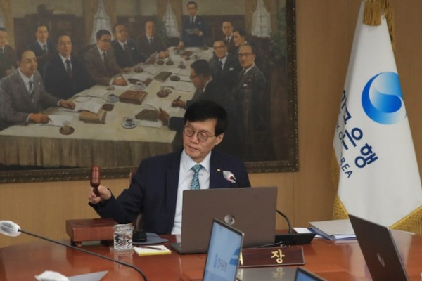 이창용 한국은행 총재가 지난 2월 23일 열린 금융통화위원회 본회의에서 의사봉을 두드리고 있다. /사진=한국은행