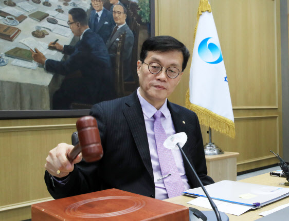 이창용 한국은행 총재가 지난 25일 열린 금융통화위원회 본회의에서 의사봉을 두드리고 있다. /사진=한국은행