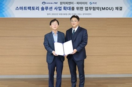 ‘피아이이’ 등 3개사가 코스닥시장 상장을 위한 예비심사를 신청했다. 사진은 지난해 10월 김건욱 피아이이 대표(오른쪽)와 박동찬 원익피앤이 대표가 스마트 팩토리 솔루션 구축을 위한 MOU를 맺는 모습. /사진=원익피앤이