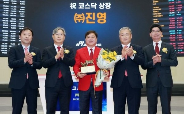 1일 심영수 대표이사(가운데) 등이 참석한 가운데 진영의 코스닥 상장 기념식이 열렸다. /사진=한국거래소
