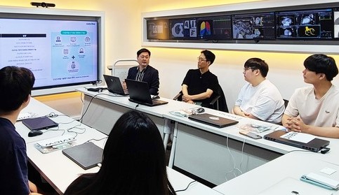 의료 인공지능(AI) 전문 기업 코어라인소프트가 코스닥시장 상장 예비심사를 통과했다. 사진은 코어라인소프트가 지난달 24일 울산대 의예과에 학생들을 대상으로 기업 견학 프로그램을 진행하고 있는 모습. /사진=코어라인소프트
