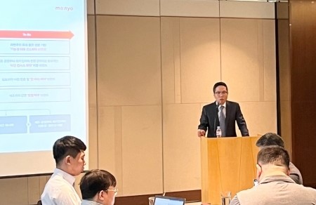 유근직 마녀공장 대표가 지난달 22일 기업공개(IPO) 간담회에서 성장전략을 소개하고 있다. /사진=마녀공장