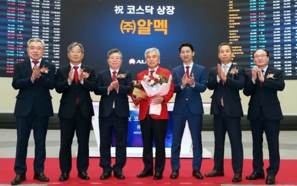 신상호 대표이사(가운데) 등이 참석한 가운데 알멕의 코스닥 상장 기념식이 30일 열렸다. /사진=한국거래소