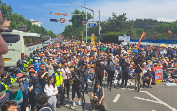 지난달 15일 범대위 주최 '범대위 활동 시민 보고대회와 최정우 퇴진 포항시민 총궐기대회'가 포항 포스코 본사 앞에서 열리고 있다. /사진=포스코범대위