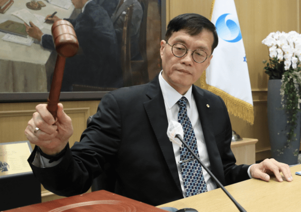 이창용 한국은행 총재가 13일 금융통화위원회에서 기준금리 동결을 결정하고 의사봉을 두드리고 있다. /사진=한국은행