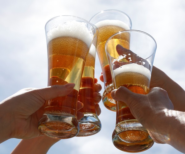 맥주 1위 경쟁 소식에 누리꾼들은 토종 맥주에 더 많은 응원을 보내면서도 가격 인하 경쟁을 요구하고 있다. /사진=이미지투데이