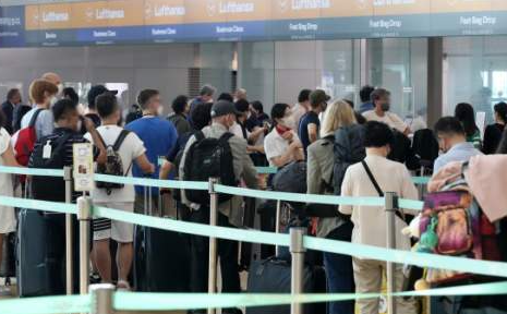 코로나19 엔데믹 이후 해외여행이 급증한 가운데 인천공항에 여행객들이 붐비고 있다.