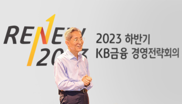 윤종규 KB금융그룹 회장(사진)이 네 번째 연임을 포기하면서 차기 회장 후보 6명이 확정됐다. /사진=KB금융