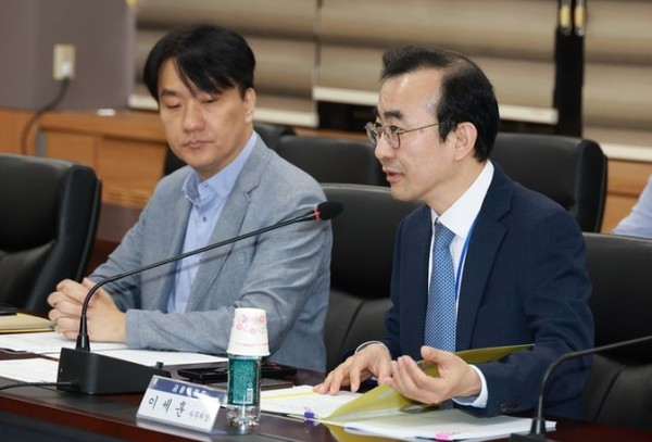이세훈 금융위원회 사무처장(오른쪽)이 지난 10일 가계부채 관련 관계기관 점검회의를 주재하고 있다. /사진=금융위원회