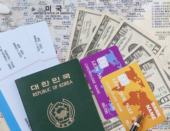 해외여행을 간 호텔 객실에 놓아둔 신용카드를 분실했다면 피해금액 일부를 부담할 수 있어 주의가 필요하다. /사진=이미지투데이