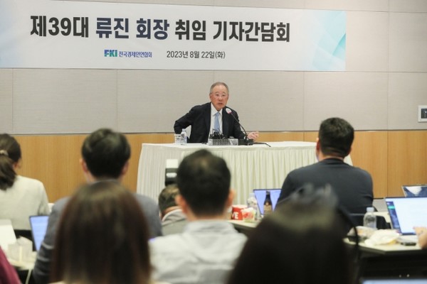 류진 전국경제인연합회 신임 회장이 지난 22일 기자간담회에서 답변하고 있다. /사진=전경련