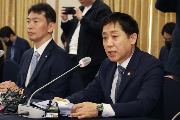 누리꾼들은 금융당국에 자본시장 질서를 어지럽히는 금투사는 바로 쫓아내고 진입 요건도 까다롭게 해야 한다고 주문하고 있다. 사진은 지난 3월 31일 금융지주 회장단 간담회에 참석한 김주현 금융위원장(오른쪽)과 이복현 금감원장. /사진=금융위원회