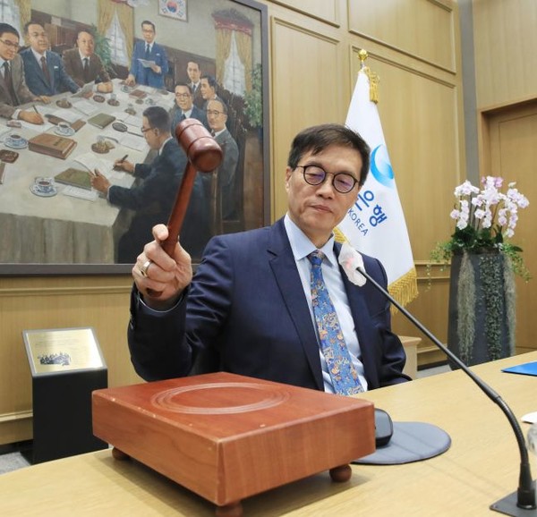 이창용 한국은행 총재가 19일 금융통화위원회 본회의에서 의사봉을 두드리고 있다. /사진=한국은행