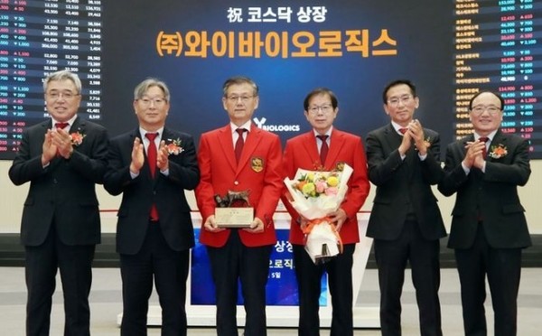 와이바이오로직스의 코스닥시장 상장기념식이 박영우, 장우익 공동대표(왼쪽 3, 4번째) 등이 참석한 가운데 5일 열렸다. /사진=한국거래소
