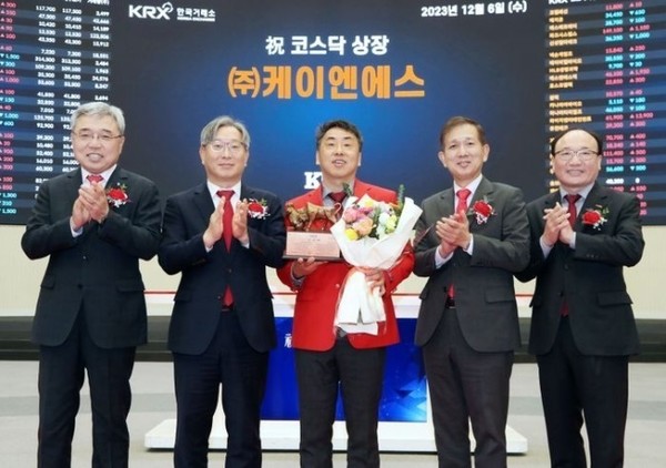 케이엔에스의 코스닥시장 상장기념식이 정봉진 대표(가운데) 등이 참석한 가운데 6일 열렸다. /사진=한국거래소
