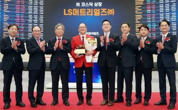 홍영호 대표이사(왼쪽 4번째) 등이 참석한 가운데  LS머트리얼즈 상장 기념식이 12일 열렸다. /사진=한국거래소