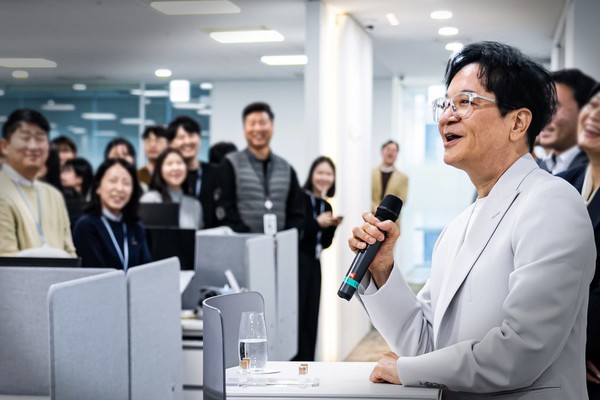 CJ그룹 이재현 회장이 지난달 10일 오후 서울 용산구 동자동 CJ올리브영 본사에서 임직원들과 만나고 있다. /사진=CJ그룹