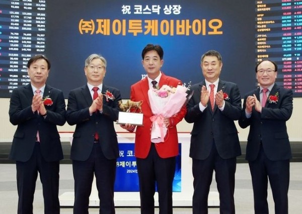 이재섭 대표이사(가운데) 등이 참석한 가운데 ‘제이투케이바이오’의 상장기념식이 25일 열렸다. /사진=한국거래소