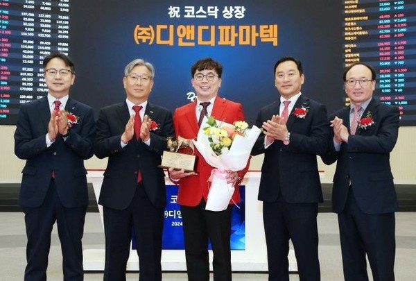 2일 이슬기 대표이사(가운데) 등이 참석한 가운데, 디앤디파마텍 상장 기념식이 한국거래소 서울사옥 홍보관에서 열렸다. /사진=한국거래소