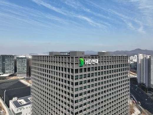HD현대중공업의 AS 사업을 양수해 HD현대글로벌서비스로 설립된 HD현대마린솔루션이 8일 코스피시장에 상장한다. 사진은 HD현대마린솔루션이 입주한 경기도 성남시 HD현대 사옥. /사진=HD현대