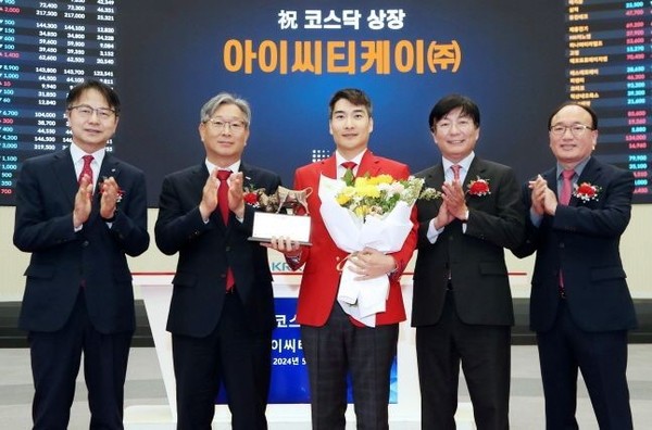 17일 이정원 대표이사(가운데) 등이 참석한 가운데, 아이씨티케이 상장 기념식이 한국거래소 서울사옥 홍보관에서 열렸다. /사진=한국거래소
