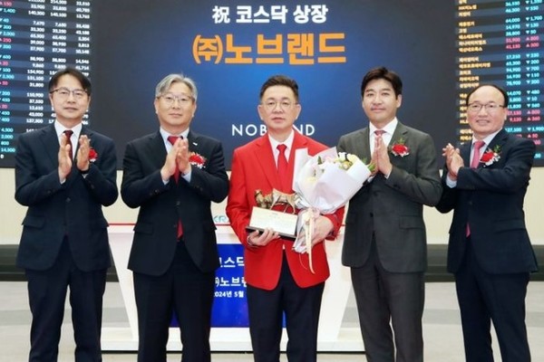 23일 이상규 대표이사(가운데) 등이 참석한 가운데, 노브랜드 상장 기념식이 한국거래소 서울사옥 홍보관에서 열렸다. /사진=한국거래소